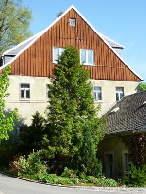 Pfarrer-Ackermann-Platz mit Gedenkstein - in Tannenberg