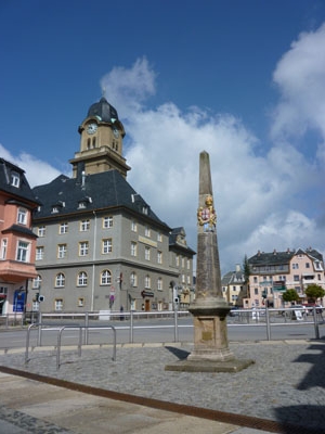 Rathaus Geyer - mit Postdistanzsäule im Vordergrund