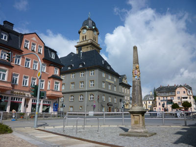Rathaus Geyer - mit Postdistanzsäule im Vordergrund